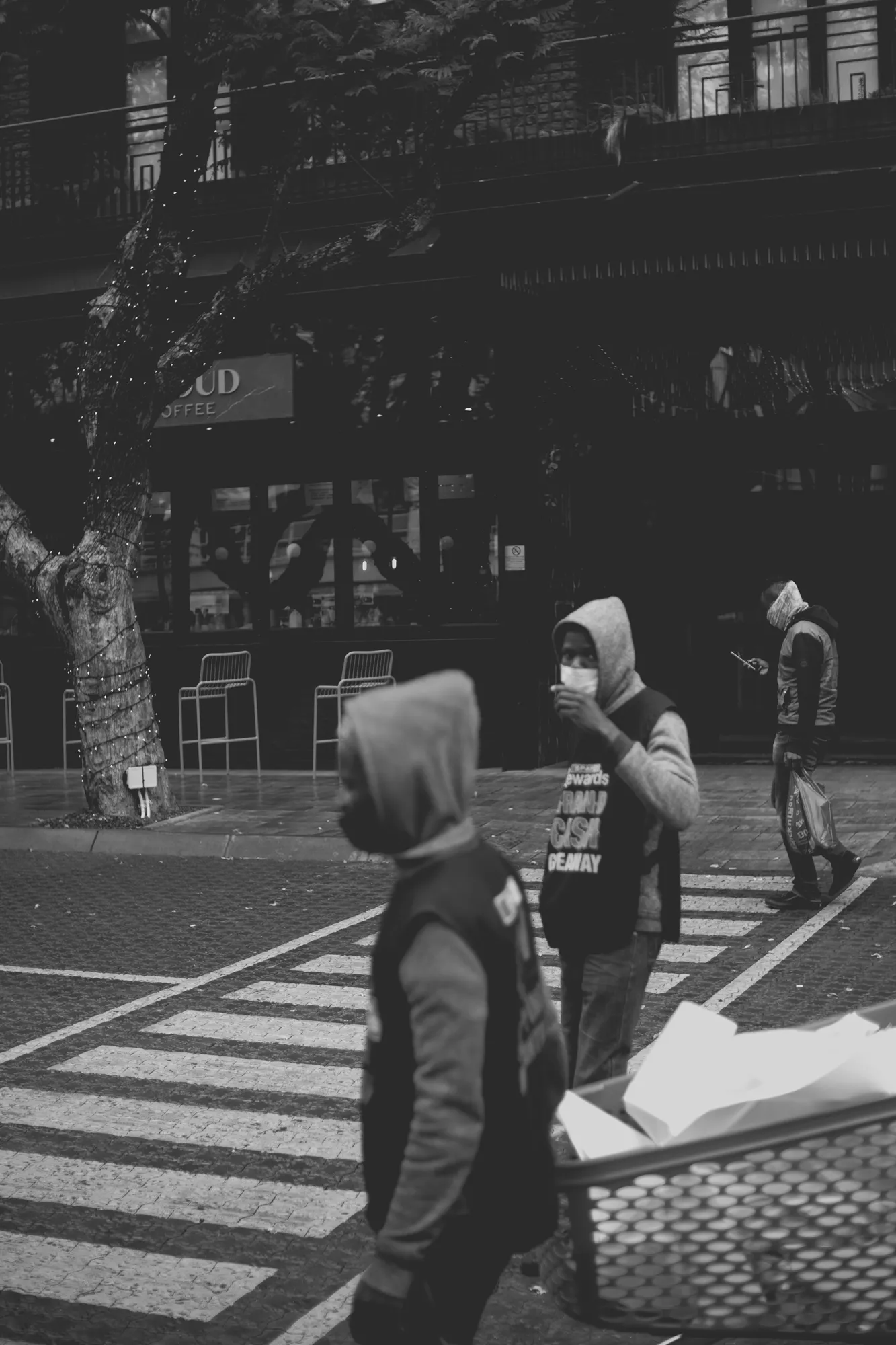 2021-12-19 - Rosebank, Johannesburg - Workers crossing road